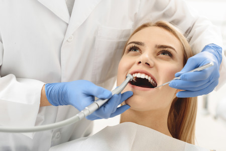 Dentist starting common operation