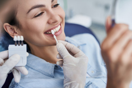 stomatologist holding tooth