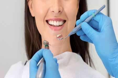 woman attenting dental clinic